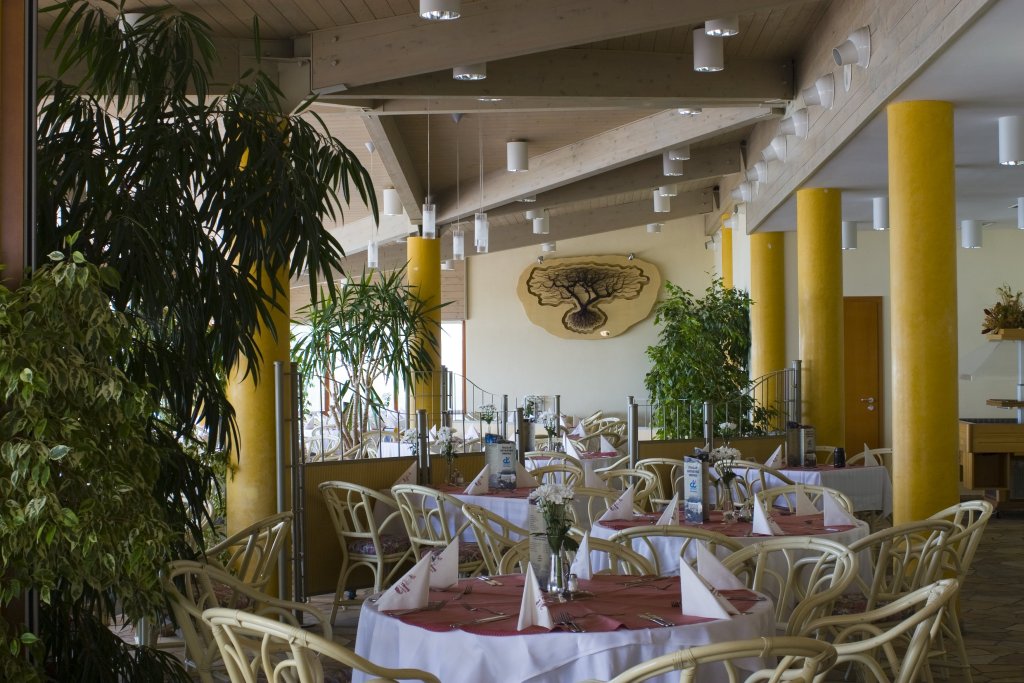 Hotel_Club_Tihany_Restaurant_1e.jpg
